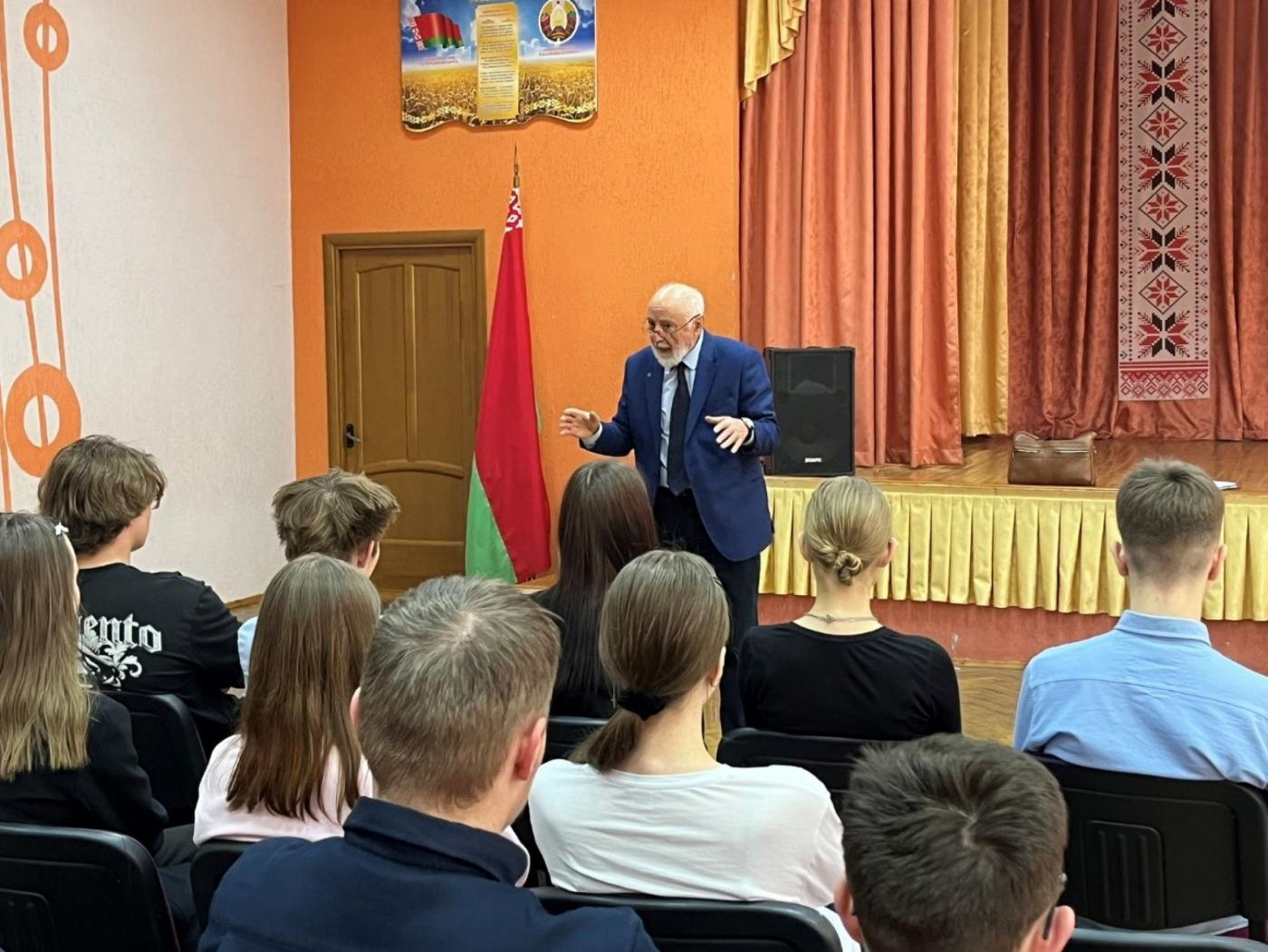 Доцент БНТУ познакомил старшеклассников Молодечно с профессией геодезиста